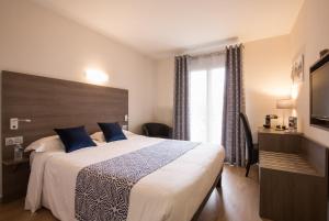 Hotels Logis Hotel Le Petit Casset : Chambre Double Exécutive avec Balcon ou Terrasse  - Non remboursable
