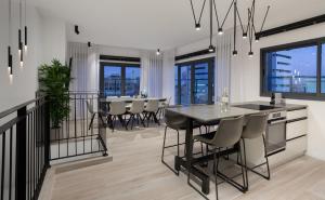 Three-Bedroom Apartment room in Extravagant 3BR & Jacuzzi by HolyGuest