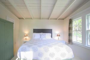 Cozy Stockbridge Cabin - Walk to Beach & Lake!