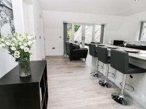 The Office Gardens, Apartment 3