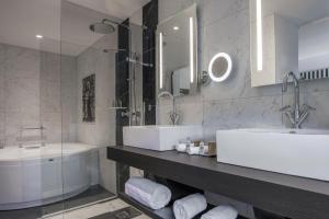 Hotels Hotel du Roi & Spa by SOWELL COLLECTION : Suite - Vue sur Ville