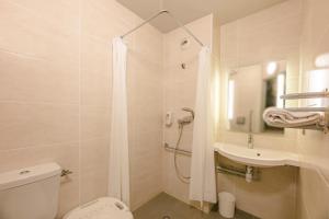 Hotels B&B HOTEL Poitiers 1 Futuroscope : photos des chambres