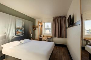 Hotels B&B HOTEL Poitiers 1 Futuroscope : photos des chambres