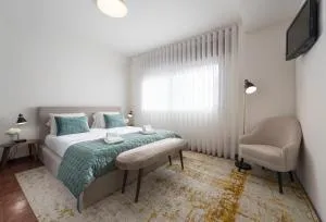 LovelyStay - Newly Decorated 2BR Flat with Free Parking - Aguim