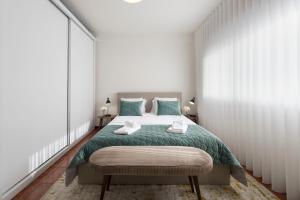 LovelyStay - Newly Decorated 2BR Flat with Free Parking