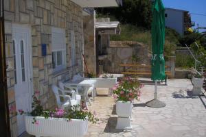 Apartment 5 with pool and amazing sea view