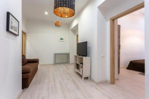Goldcentral Apartment Dob-Cozy Place Next to Mazel Tov-Two Bedrooms