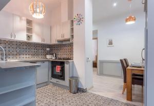 Goldcentral Apartment Dob-Cozy Place Next to Mazel Tov-Two Bedrooms