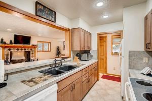 Premier 2BR 2BA in Lakeside Village- Kids Ski Free! condo