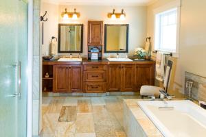 Kootenay Wild Guest Suites
