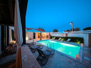 Charming villa with private pool and nice covered terrace 3 rooms and bathrooms