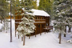 Four-Bedroom House room in Private Mountain Retreat With Sauna & Game Room Home
