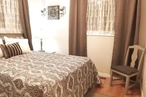 Sarnia Central Six - BIG 6 BR 2 BA - patio and BBQ - 休伦港