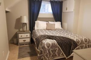 Sarnia Central Six - BIG 6 BR 2 BA - patio and BBQ