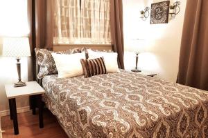 Sarnia Central Six - BIG 6 BR 2 BA - patio and BBQ