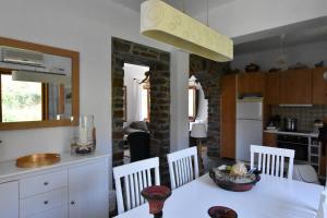The Garden House only a 2 minute walk from the Picturesque Marine of Vourkari. Kea Greece