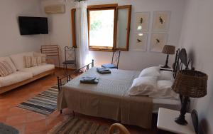 The Garden House only a 2 minute walk from the Picturesque Marine of Vourkari. Kea Greece