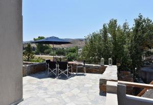 The Garden House only a 2 minute walk from the Picturesque Marine of Vourkari. Kea Greece