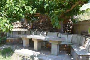 The Garden House only a 2 minute walk from the Picturesque Marine of Vourkari. Kea Greece