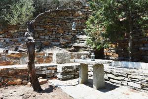 The Garden House only a 2 minute walk from the Picturesque Marine of Vourkari. Kea Greece