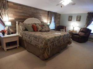 Deluxe King Suite room in Brookside Mountain Mist Inn