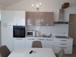 Apartments Delfin with seaview 100 meters from the sea - by TA Leut Agency