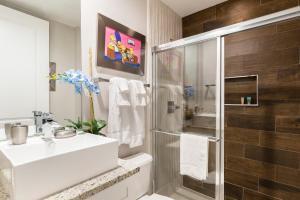 4 BR 4 BA Villa Self Check-In BBQ & Full Kitchen