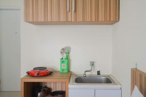 Cozy Studio Green Pramuka Apartment next to Mall By Travelio