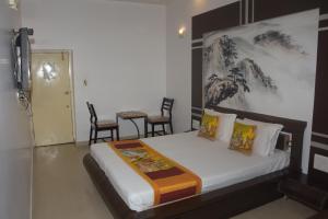 The Leef Inn 500ms from Nakki Lake