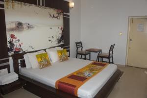 The Leef Inn 500ms from Nakki Lake