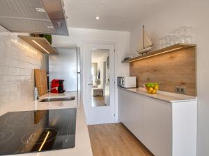 Refurbished apartment calella de pal. beach 250mts