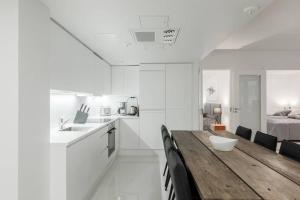 Sleek and Spacious 3 BR Apartment in City Centre