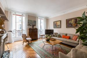 Veeve - Muted Beauty in Batignolles