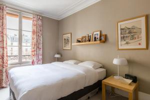 Veeve - Muted Beauty in Batignolles