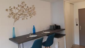 "Monplaisir", parking, canapé-lit neuf confortable, idéal voyages daffaires et tourisme, proximité commerces, gare, Université Lyon 3 , Tram T2, T4 et C25