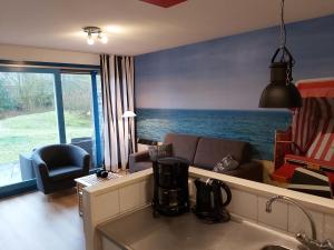 Ster-Appartementen "" t STRANDHUYS"" en ""DE VUURTOREN"", met VERWARMD ZWEMBAD, eigen KEUKEN, ZONNIG TERRAS nabij DORP, DUINEN en STRAND