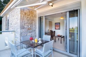 Apartment with Balcony and Sea View