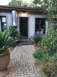 Aerotropolis Guest Lodge