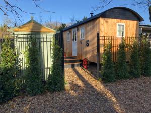 Piano Forte - a delightful rural shepherd hut & hot tub available !