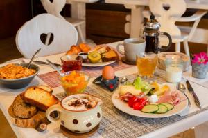 Hotels Hotel La Ferme du Chozal, Chalet de tradition : photos des chambres