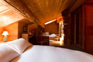 Hotels Hotel La Ferme du Chozal, Chalet de tradition : Chambre Tradition 