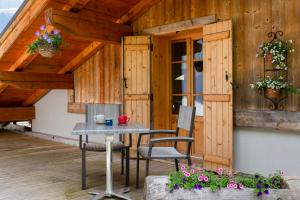 Hotels Hotel La Ferme du Chozal, Chalet de tradition : photos des chambres