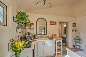 Casa Paloma Studio Artsy and Airy with Hot Tub Access
