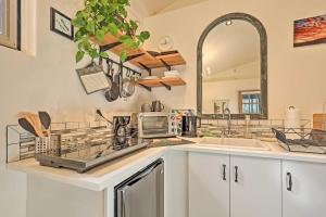 Casa Paloma Studio Artsy and Airy with Hot Tub Access