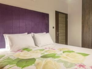 Two-Bedroom Apartment with Balcony with Sea View room in Apartments Windrose