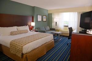 King Suite room in Crowne Plaza Hotel Virginia Beach-Norfolk, an IHG Hotel