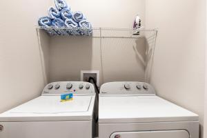 Deluxe Villa room in 3 BR 3BA 5min to Disneyworld Full Kitchen