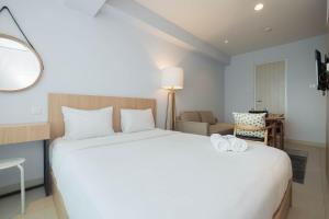 Modern and Spacious Studio Grand Kamala Lagoon Apartment By Travelio