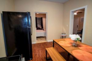 Cozy Downtown Guest House 2BR1BA Sleeps 8