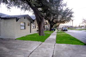 Cozy Downtown Guest House 2BR1BA Sleeps 8